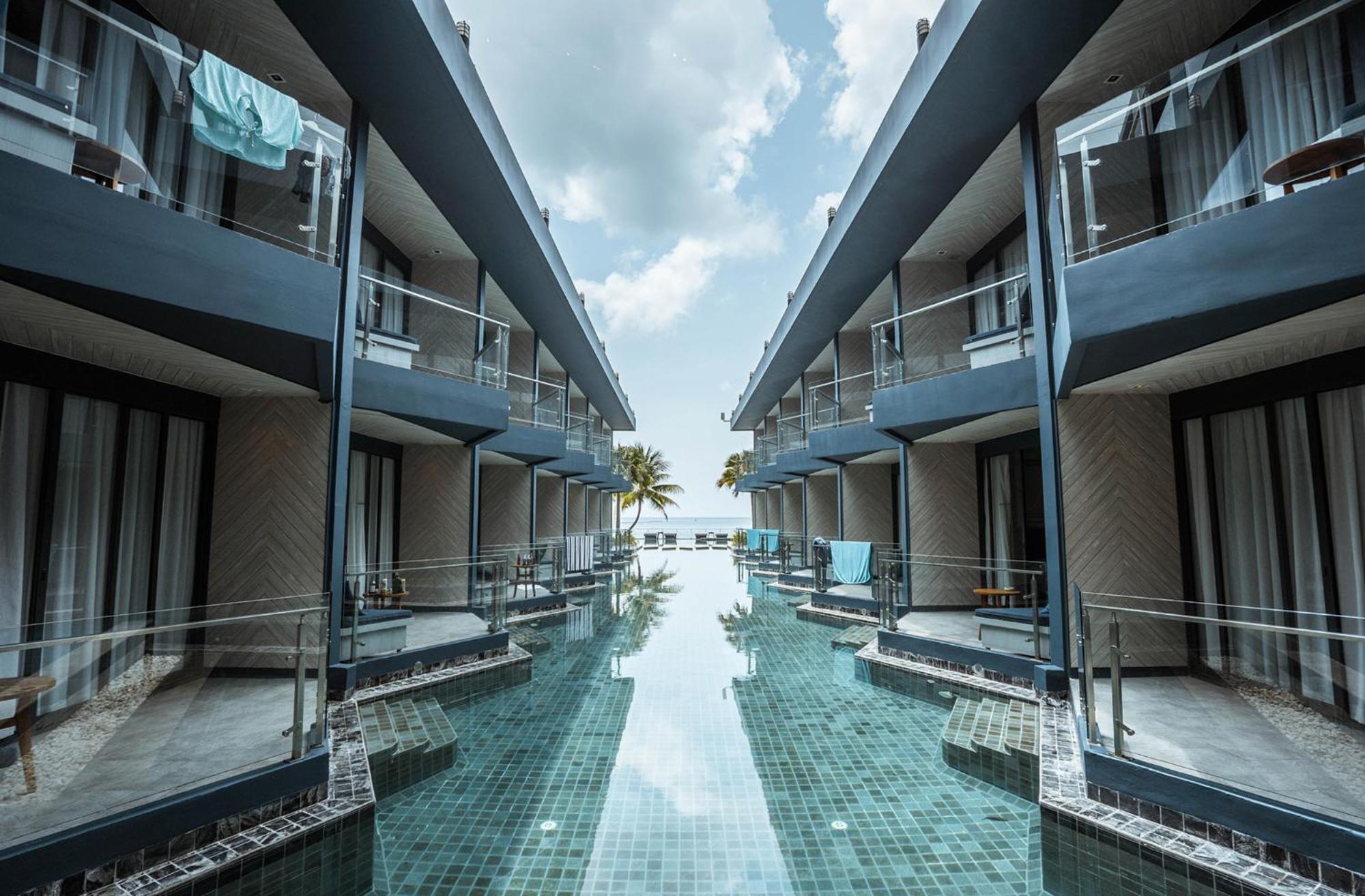 Hotel Tide Phuket Beach front - SHA Plus Exterior foto The resort's pool villas