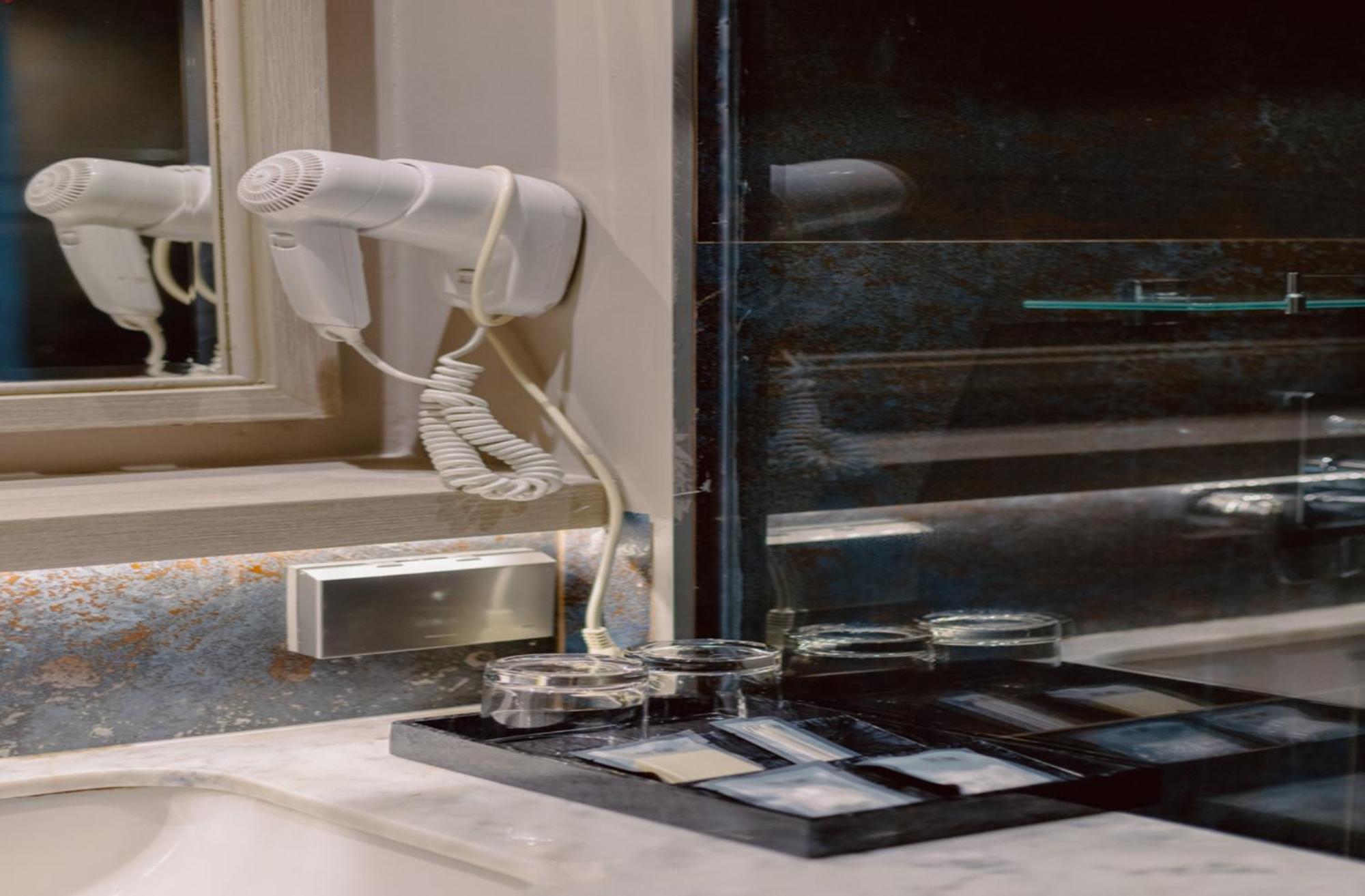 Hotel Tide Phuket Beach front - SHA Plus Exterior foto A hair dryer in a hotel bathroom