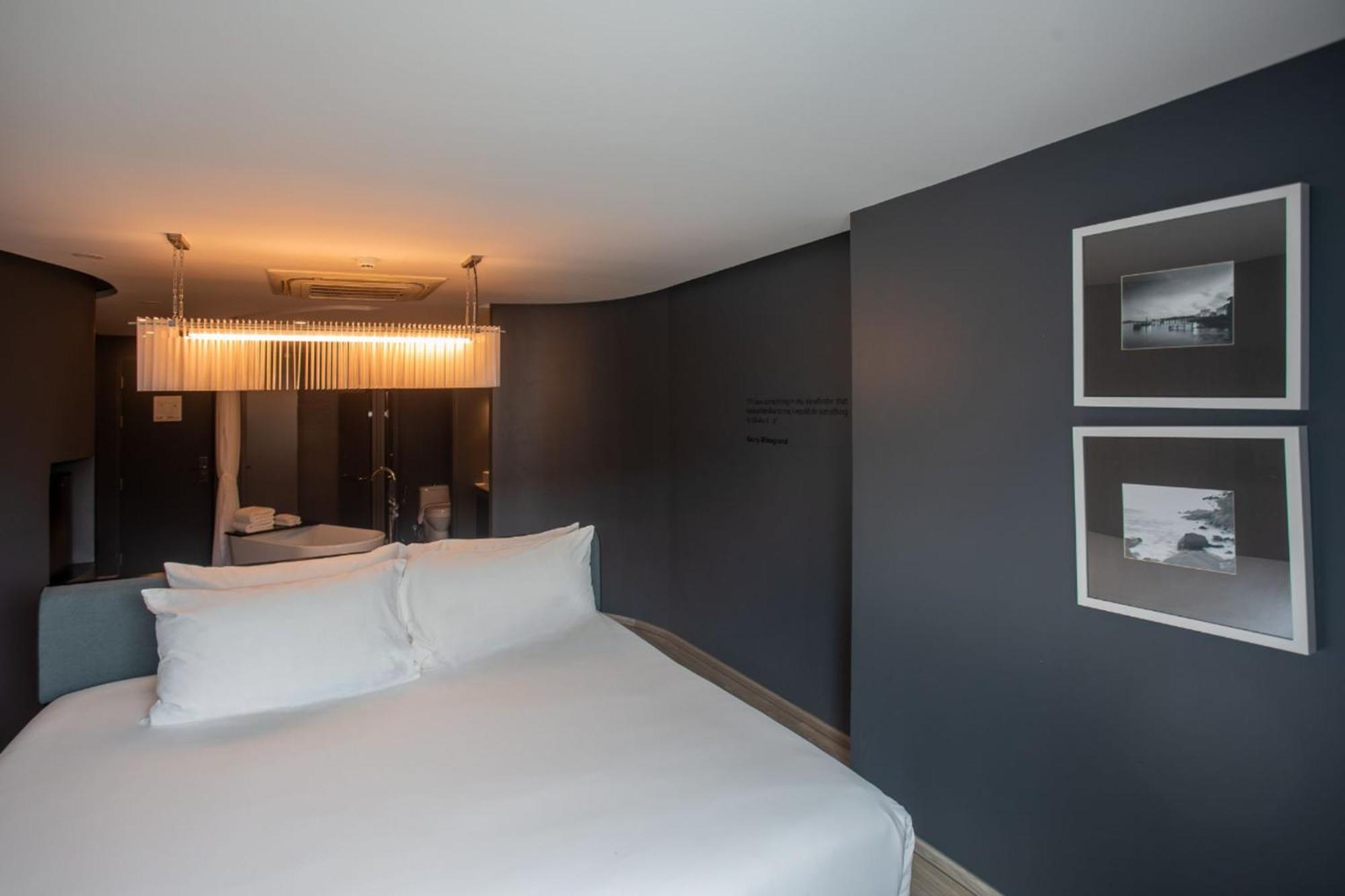 Hotel Tide Phuket Beach front - SHA Plus Exterior foto A room at the hotel
