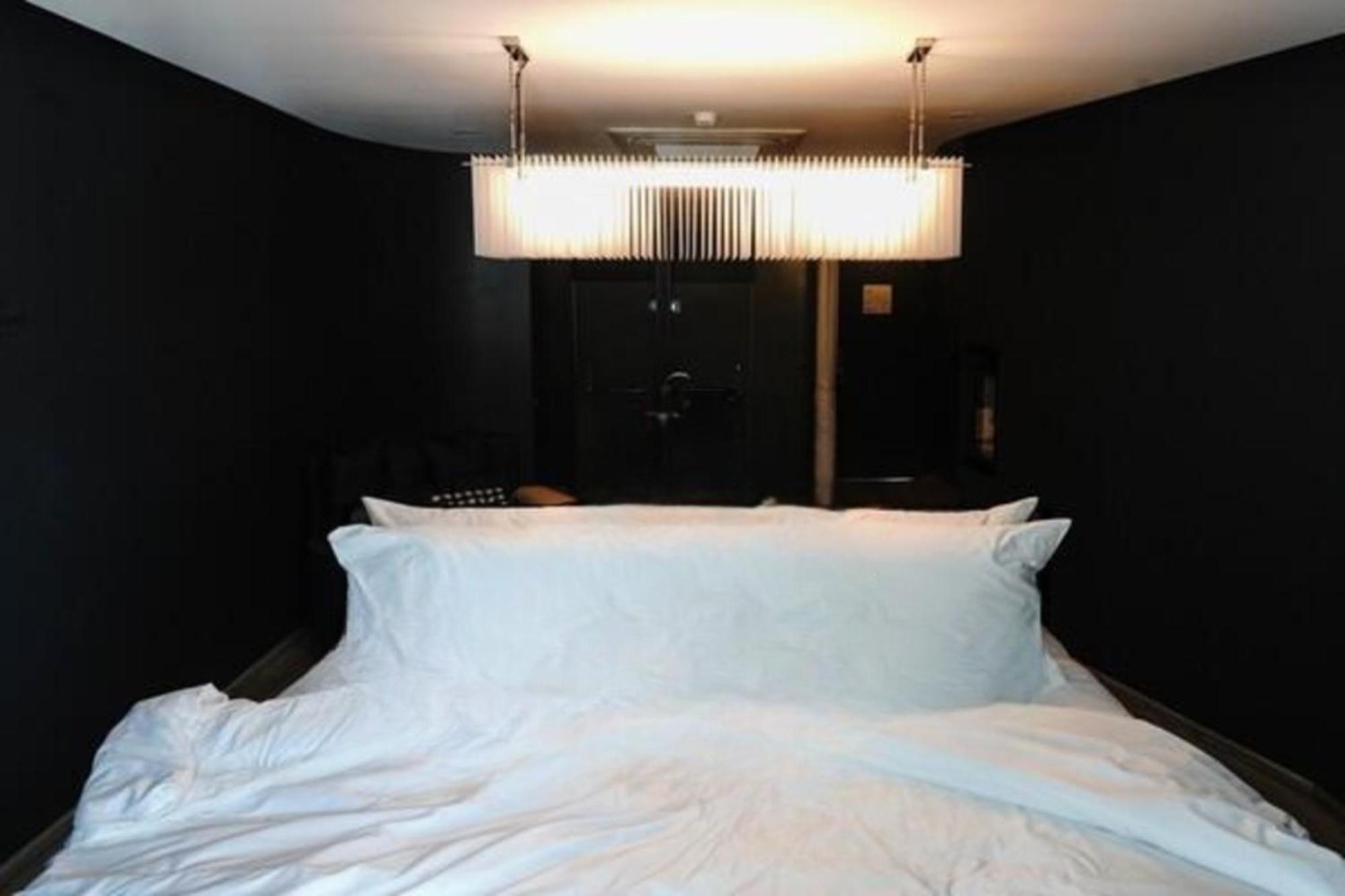 Hotel Tide Phuket Beach front - SHA Plus Exterior foto A bedroom at the Standard East Village
