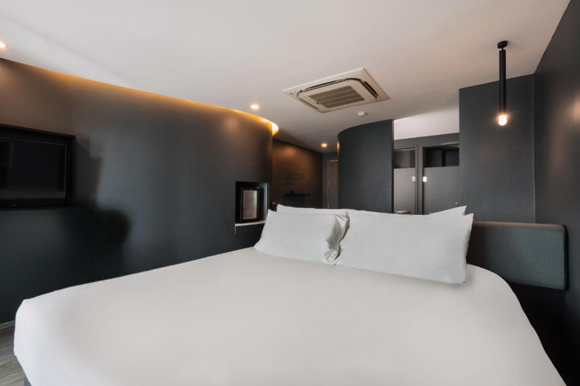 Hotel Tide Phuket Beach front - SHA Plus Exterior foto A room at the hotel