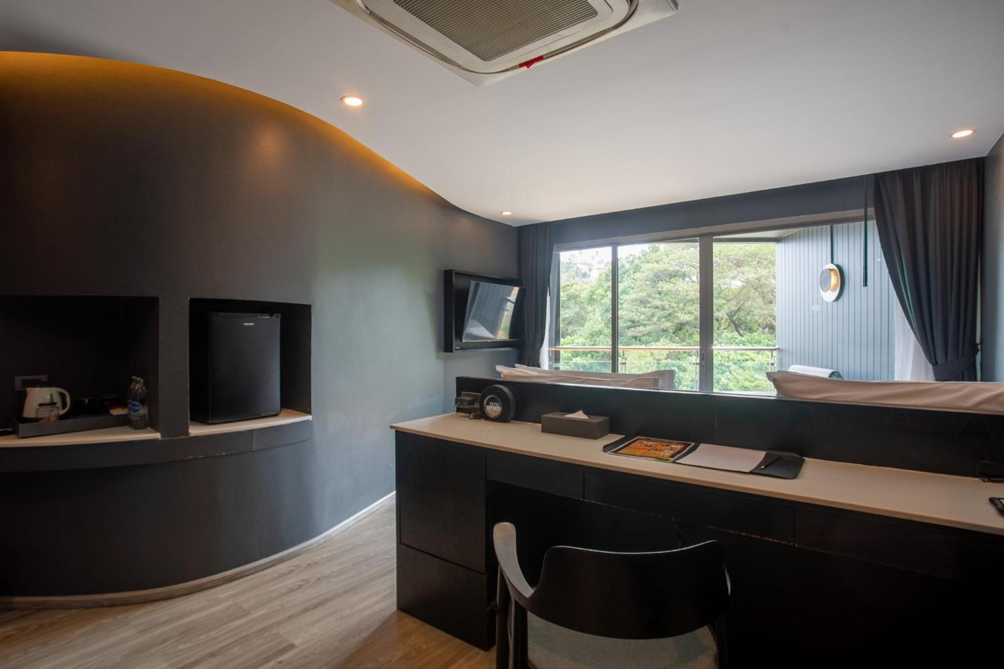 Hotel Tide Phuket Beach front - SHA Plus Exterior foto The control room