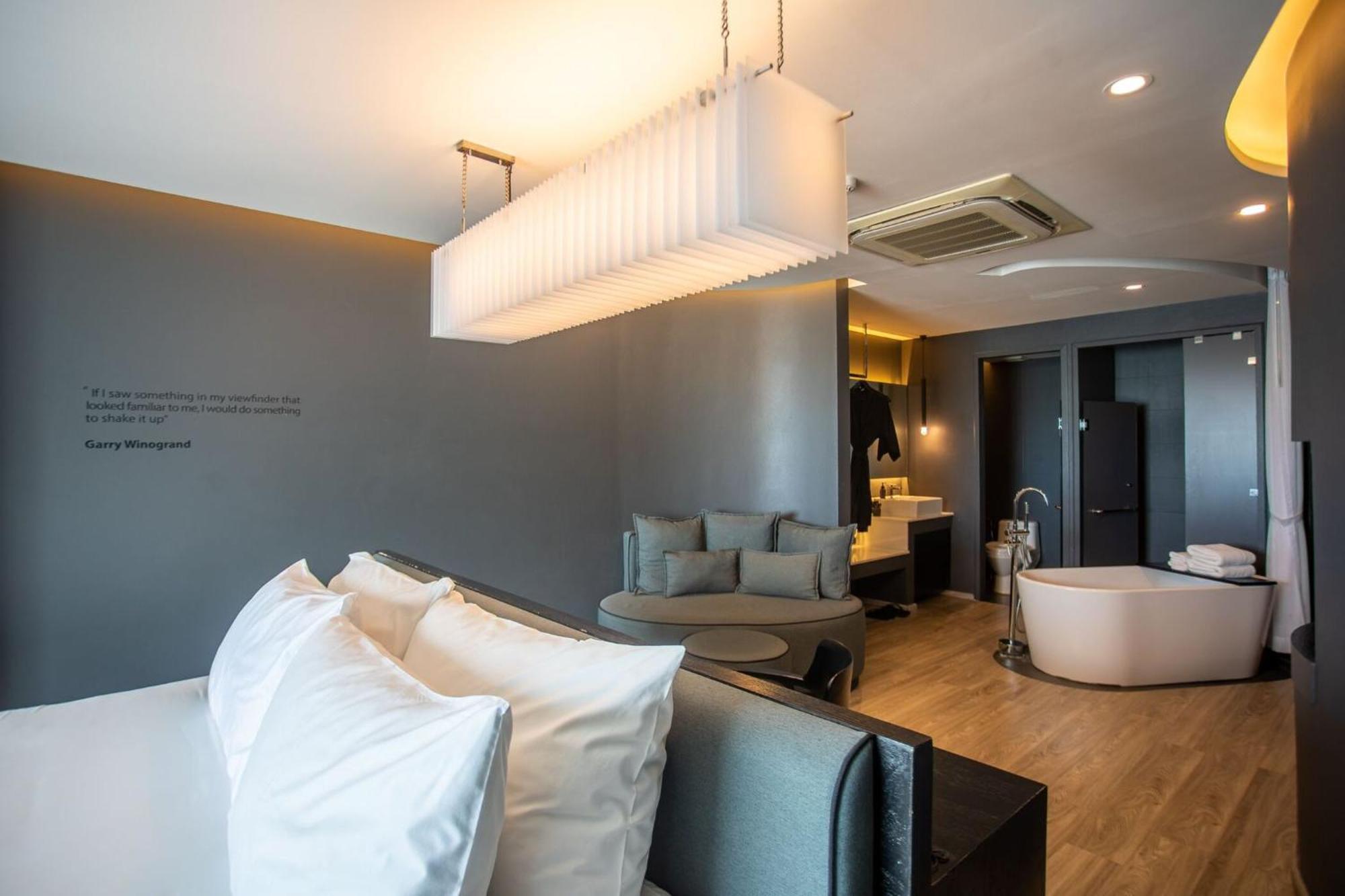Hotel Tide Phuket Beach front - SHA Plus Exterior foto A suite at the hotel