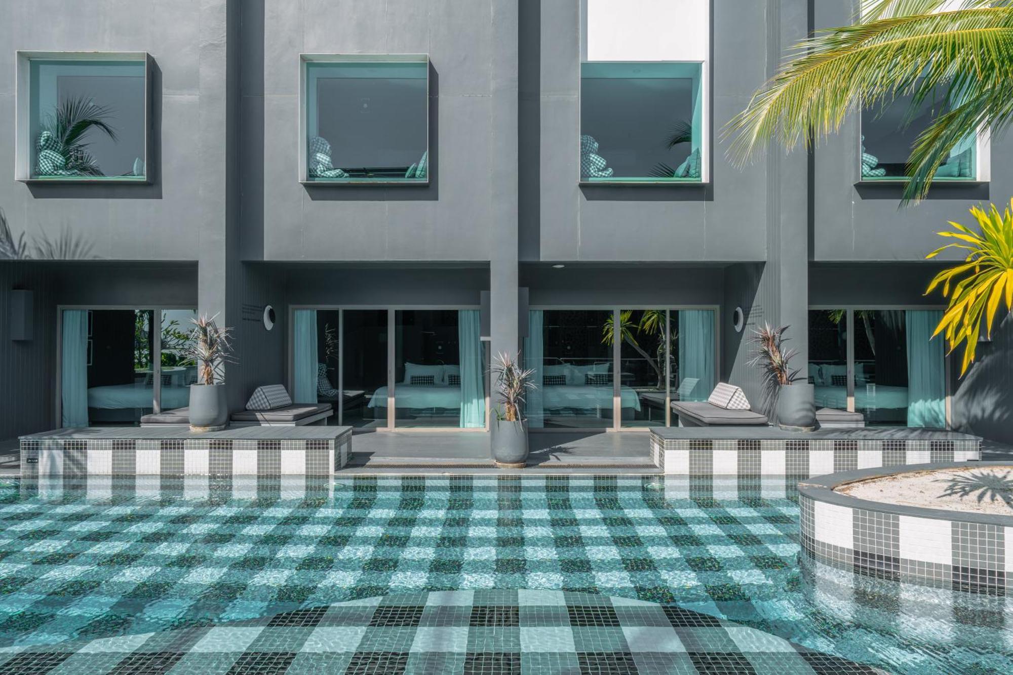 Hotel Tide Phuket Beach front - SHA Plus Exterior foto The swimming pool at the hotel